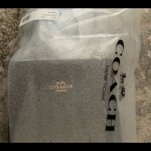 Sold!NWT🌟 Coach Small Town Bucket Bag Signature - Picture 4 of 5